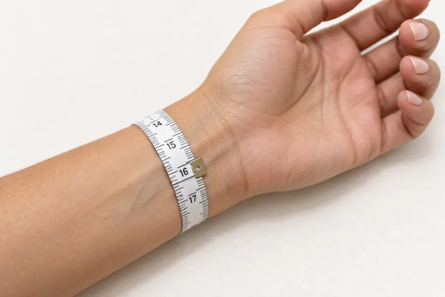 How to measure wrist circumference with a measuring tape